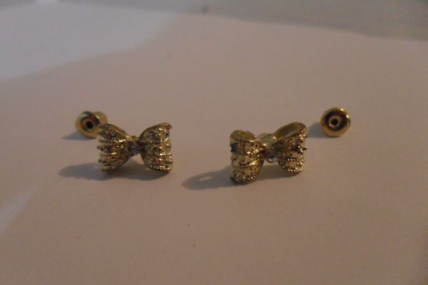 Brinco de tope dourado